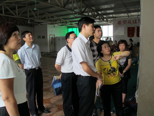 (图为晋江市副市长史思泉视察晋江市晨露幼儿潜能开发中心)9月28日