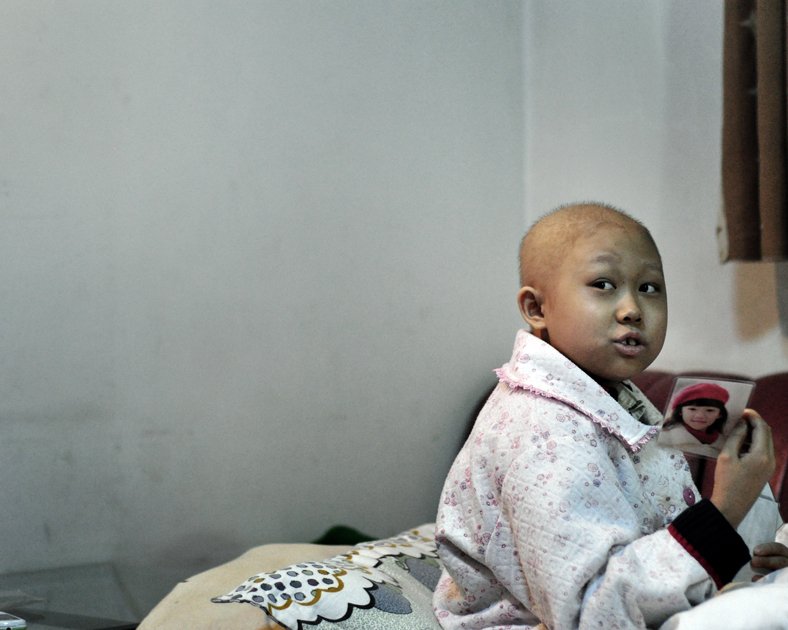 为了方便宝宝看病,全家七口人租住在北京儿童医院附近的一套小两居室里。宝宝得病期间还不忘拿出他喜欢的美女照片看看。