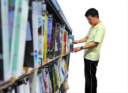 栋栋每周两次在上海图书馆当志愿者，负责整理馆藏的杂志