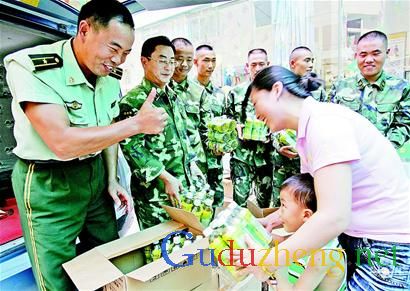 图文：武警官兵慰问特殊儿童