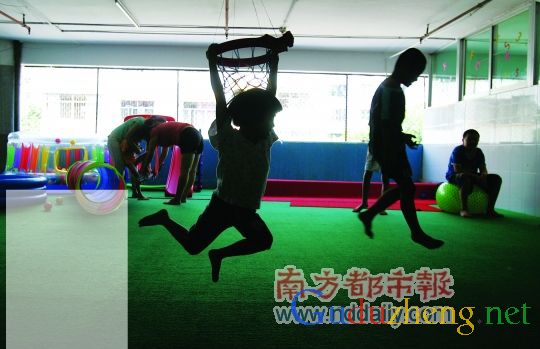 吉林“优秀妈妈”把自闭症儿子教成大学生